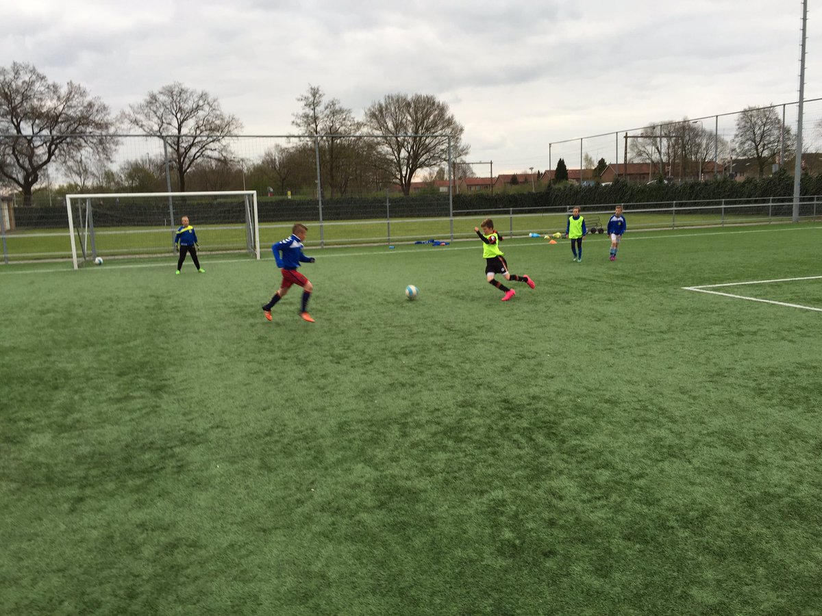 OldevesteJO17's tweet photo. De รฉรฉn na laatste training voor de wedstrijd van as zaterdag tegen ACV E2! @oldeveste #goedetraining https://t.co/nNQWtLUB5f