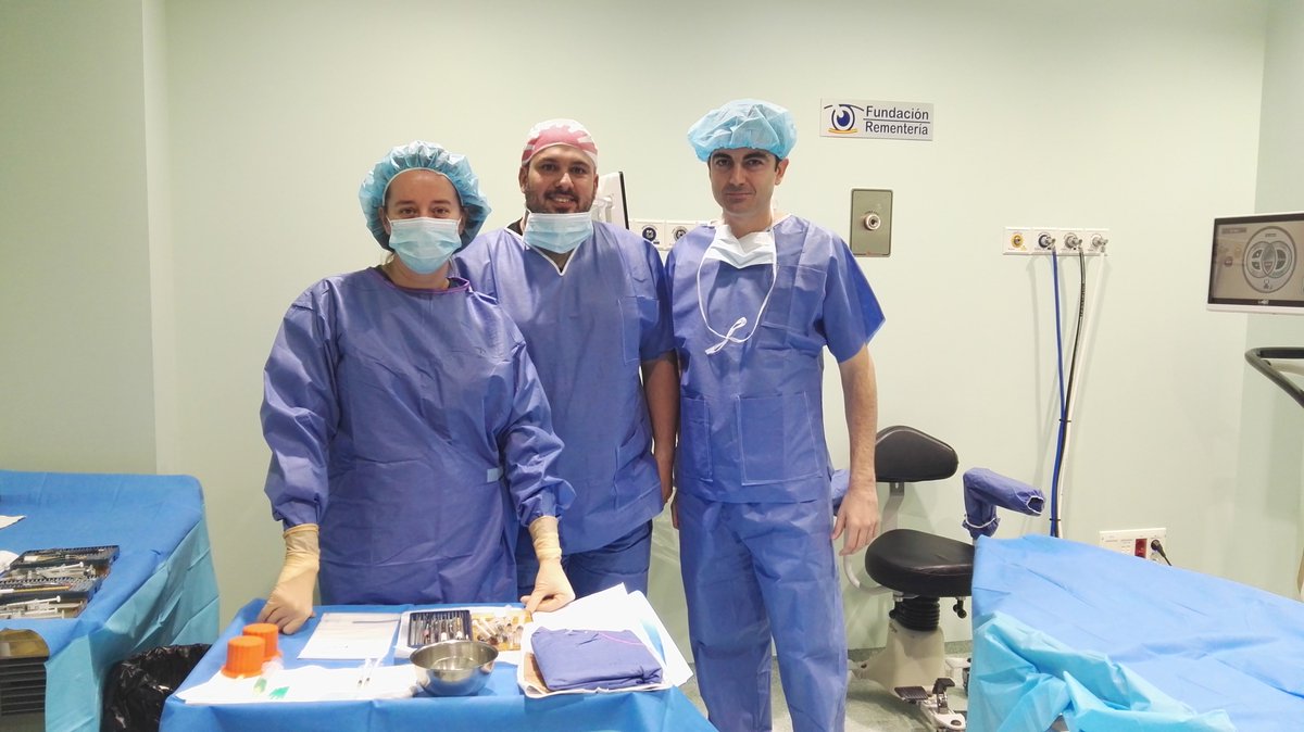oftaltech's tweet photo. Cirugía Crosslinking en @CirugiaOcular: Dr. Jorge García con Margui Rodriguez y @sdediego https://t.co/2zZgdVJB7I