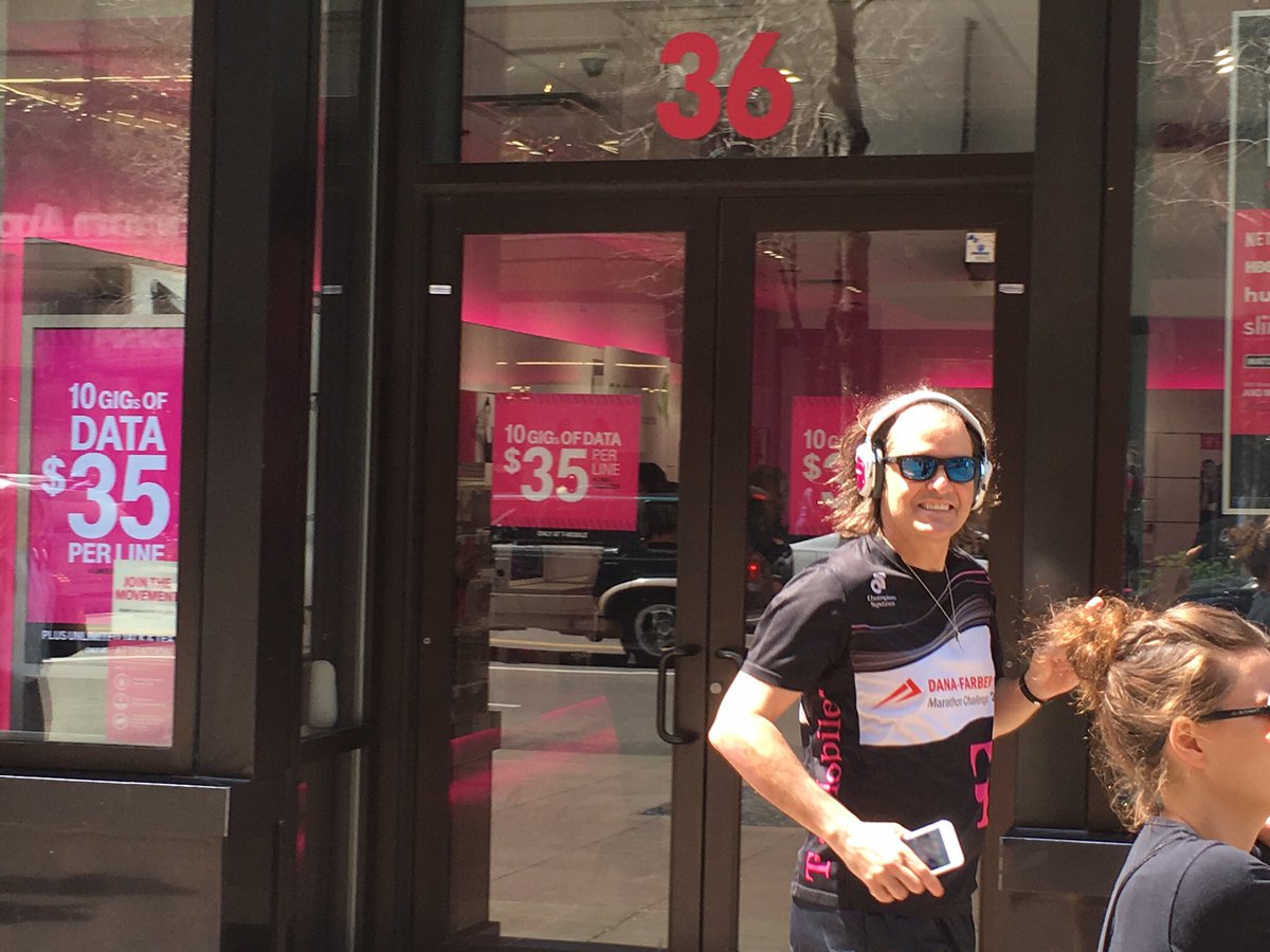 JohnLegere's tweet photo. 5 stores, 6 miles, great people! Running is the best (and #uncarrier) way to see @tmobile employees in Chicago! https://t.co/lRvuc0u4aL