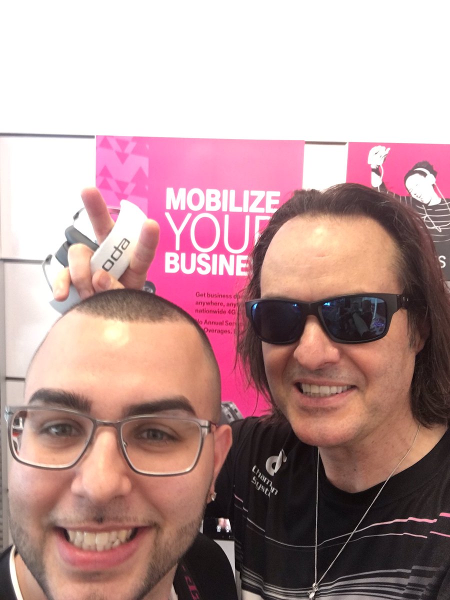 JohnLegere's tweet photo. 5 stores, 6 miles, great people! Running is the best (and #uncarrier) way to see @tmobile employees in Chicago! https://t.co/lRvuc0u4aL