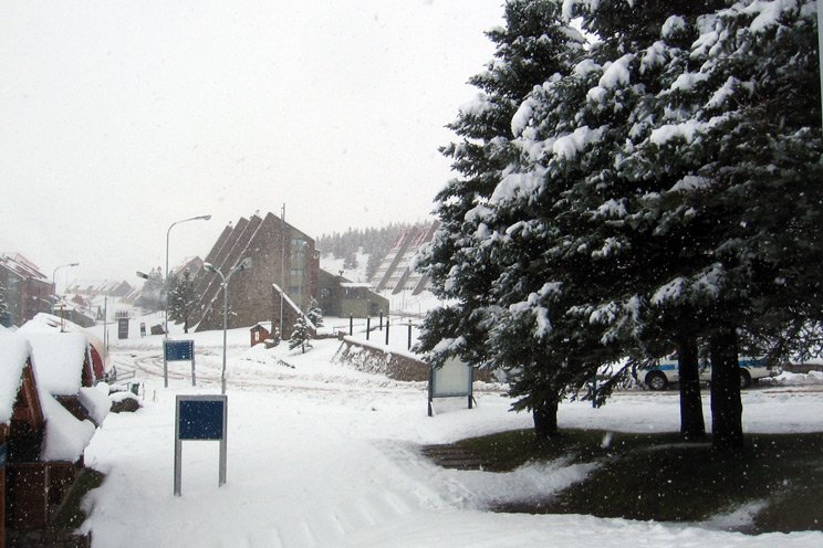 laslenasresort's tweet image. La tormenta se mantuvo todo el fin de semana!
Ya hay 15 cm en la base y más por venir.
#LLsnow #SLL