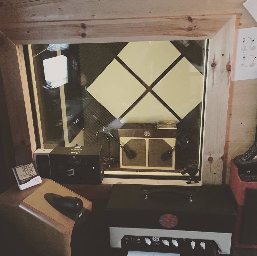 producerpassion's tweet image. Time to get recording more guitars. #65amps #coles4038 #musician #guitar #guitaramps #musicproducer #musicproductio…