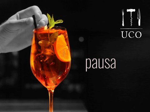 Un trago. Una pausa.