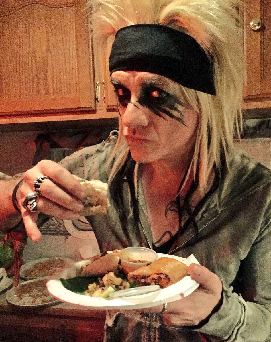 GastronautaDF's tweet photo. Ptts, que buenazos los tacos fusión asiática de @santoku_mx!
Hicieron felices a @moderatto post-show.
¡Mil gracias!🤘 https://t.co/WREtvc37dS