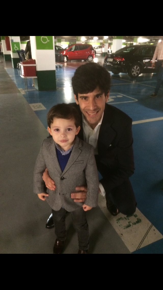Nandymasa's tweet photo. @alopezsimon La felicidad que le ha dado tu firma en su muleta no  tiene precio.                 Gracias Alberto!!. https://t.co/2I98aZHMu5