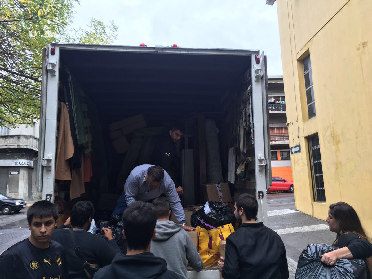 OficialCAP's tweet photo. Gracias a todos los peñarolenses, jugadores y peñas que se acercaron a colaborar #PeñarolSolidario https://t.co/VK6ZQ2gYx8