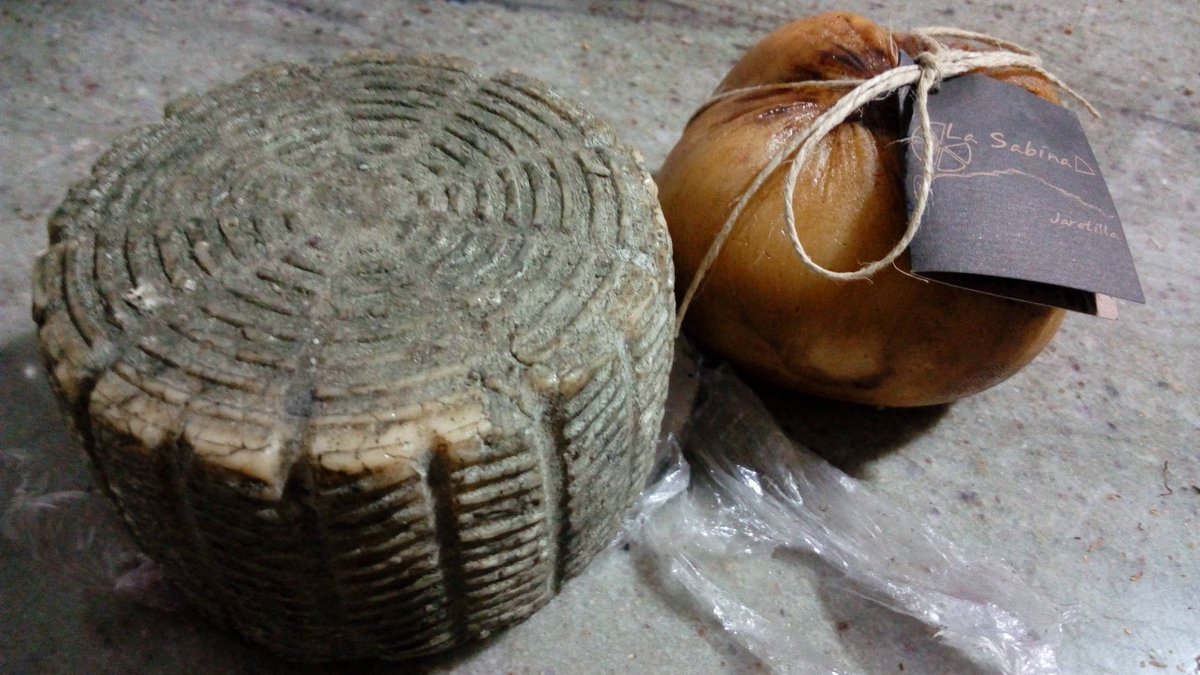 Atantelquart's tweet image. Sufridora, así es la vida del tendero. Hay que llevarse el trabajo a casa y probar las cosas nuevas XD