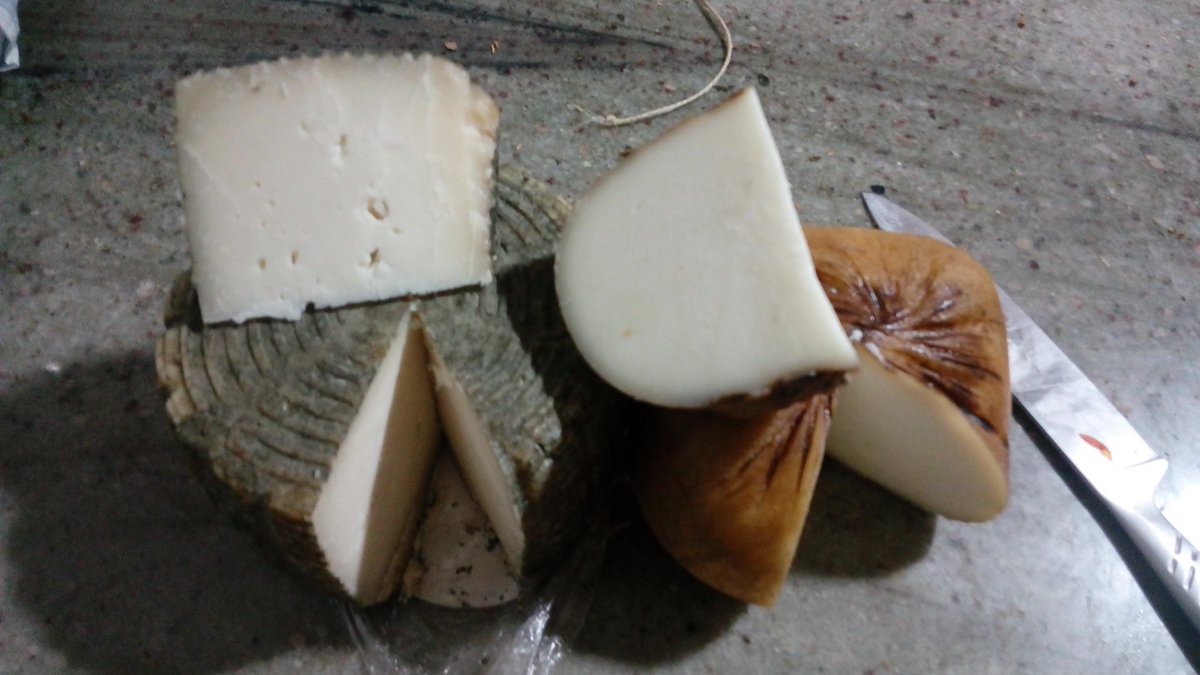 Atantelquart's tweet image. Sufridora, así es la vida del tendero. Hay que llevarse el trabajo a casa y probar las cosas nuevas XD