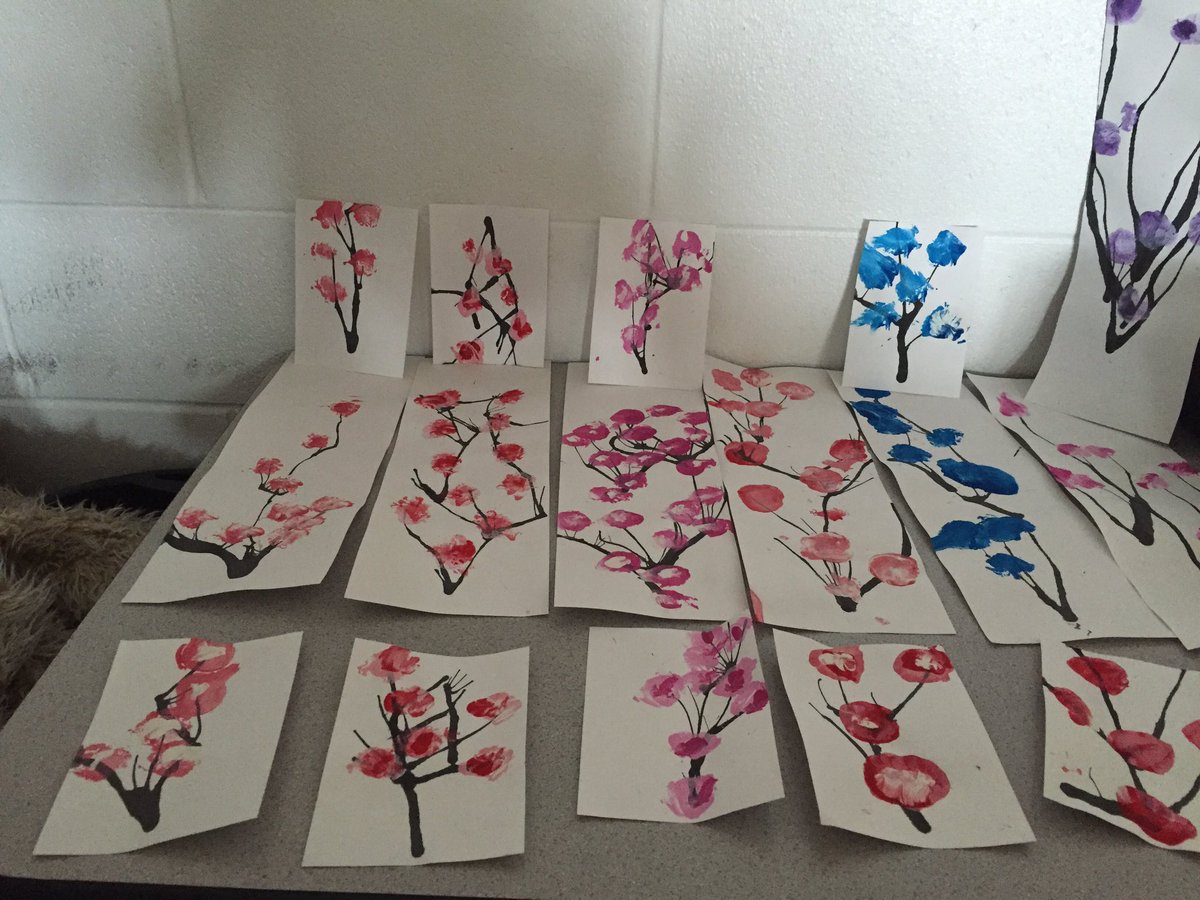 grayskiddos's tweet photo. We are making cherry blossoms in class, it's really fun!!! Using our talent is so much fun!!! https://t.co/WtNyoCO99u