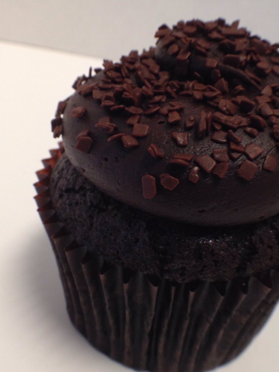 cakeCOUTURE's tweet photo. Weather getting you down?
Come and get one of these.
Moist, chocolatey, delicious. https://t.co/jtYTUznAB0
