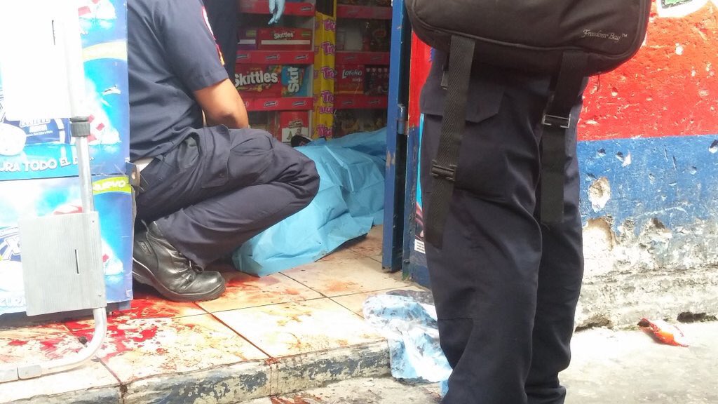 Cuatro vendedores de dulces  asesinados en mercado El Guarda, zona 11 <a href="/CAndrinoB/">Carlos Andrino</a>