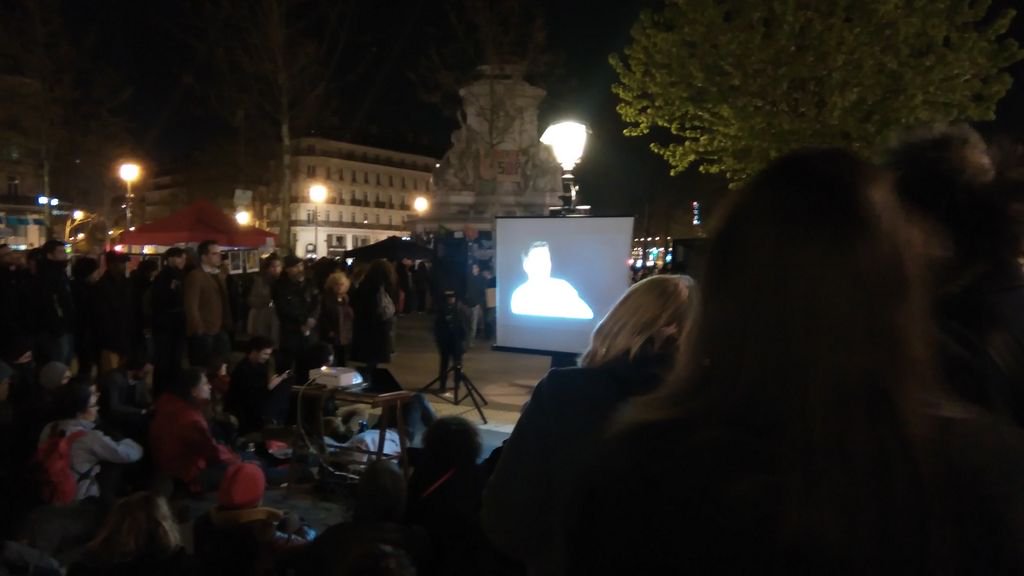 #NuitDebout il y a du monde pour voir le film #dsk-hollande de <a href="/PierreCarlesORG/">PierreCarlesOfficiel</a>