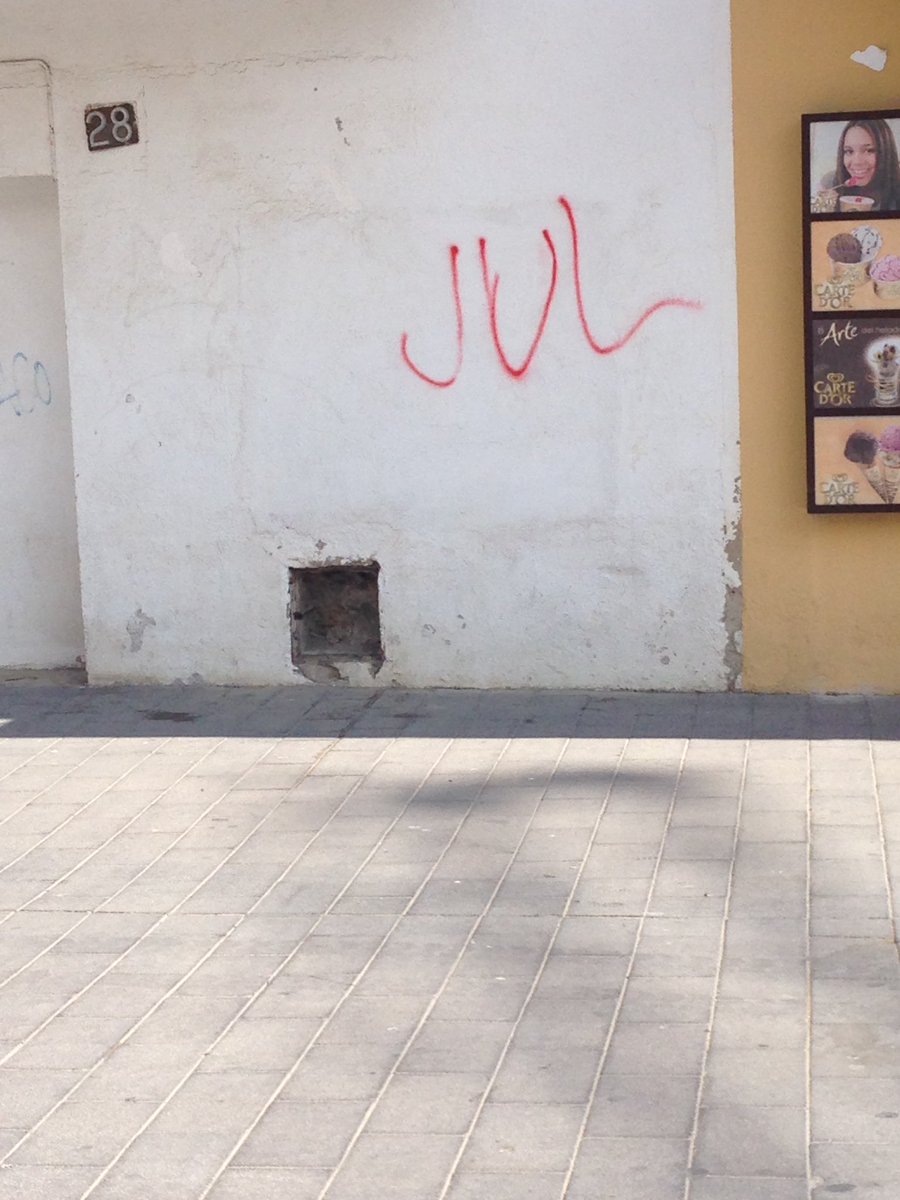 FannyCrn11's tweet photo. "on écrit sur les murs le nom de ceux qu'on aime" https://t.co/lZcNZIoP5z