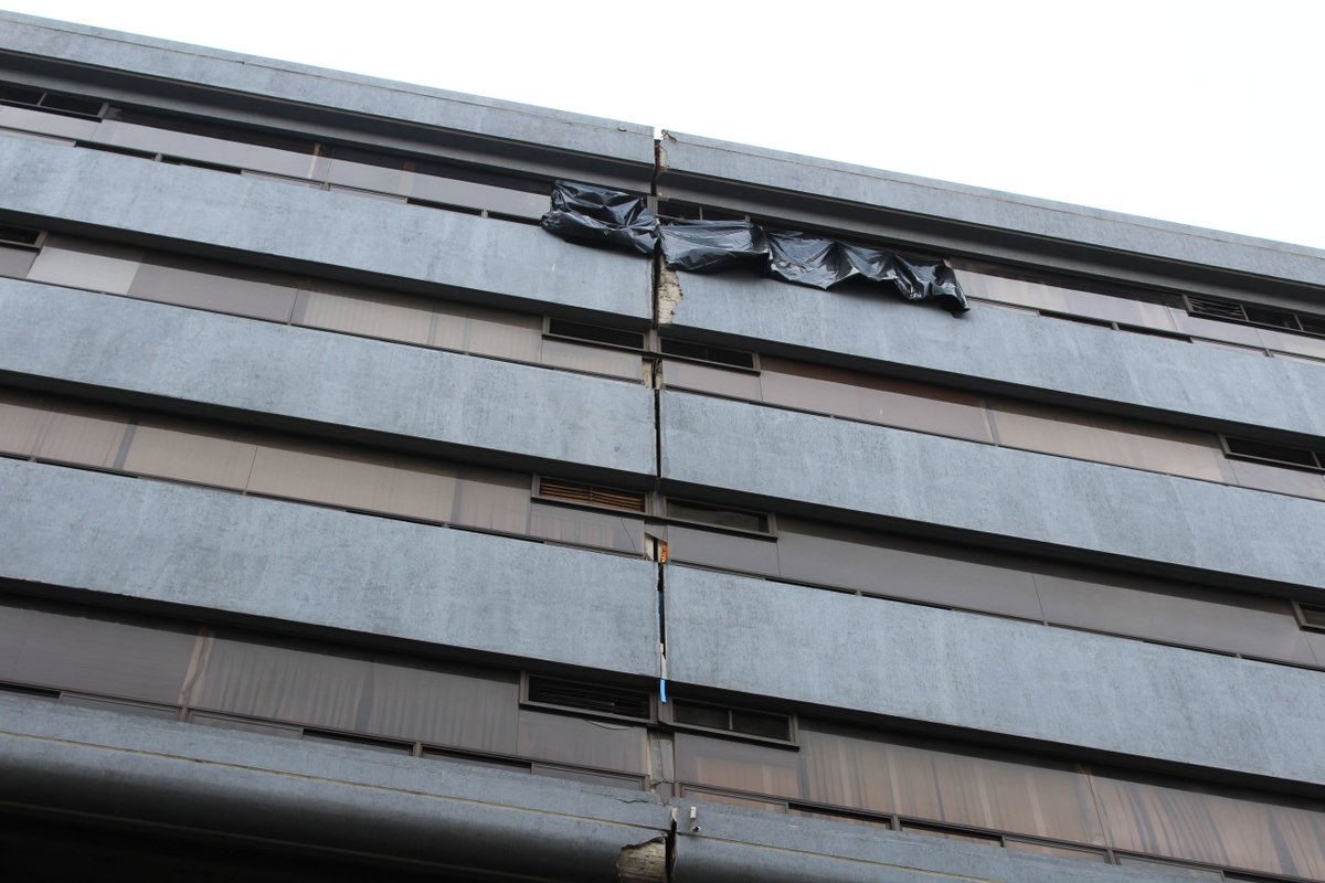 RadioRumbaEc's tweet photo. El edificio #Finec presenta alguno daños y por lo tanto evacuaron al personal hasta nueva orden https://t.co/76o4RMM9GC