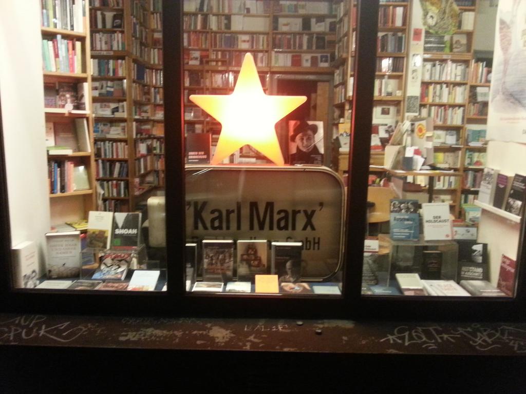 BockenheimAktiv's tweet photo. RT @Stroemfeld: Die Karl Marx Buchhandlung ist die schönste in Bockenheim. Und leuchtet nachts mit rotem Stern. https://t.co/PDjKfyG6p9