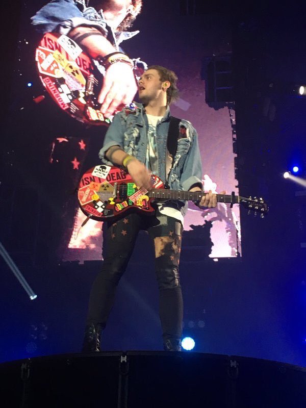 i5sosupdates's tweet photo. Michael on stage last night! #SLFLNewcastle - Rhi https://t.co/FHkjZX332Y