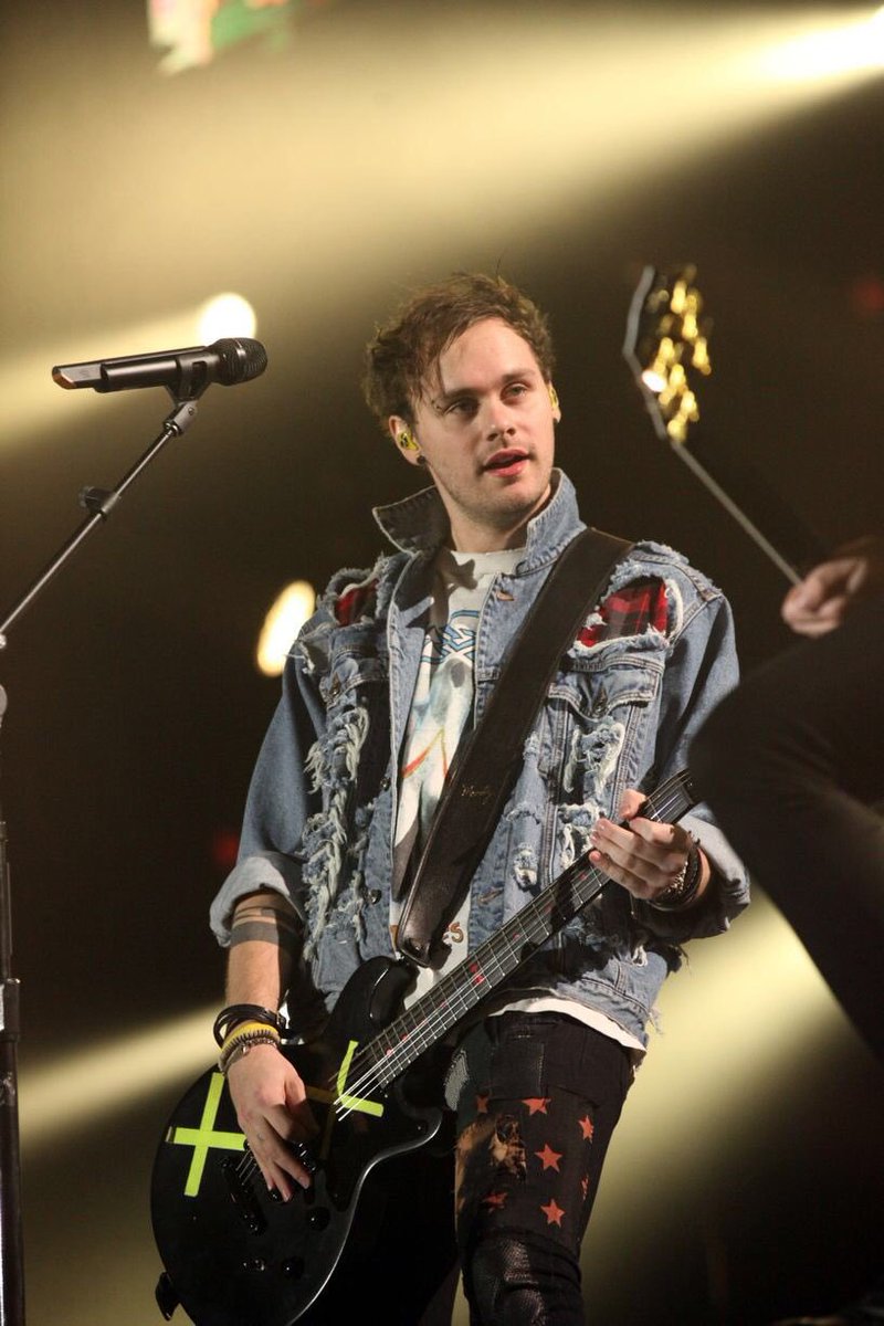 i5sosupdates's tweet photo. Michael on stage last night! #SLFLNewcastle - Rhi https://t.co/FHkjZX332Y