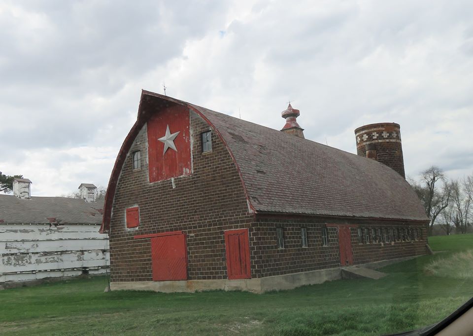 IowaBarns's tweet photo. Sue Bryant to Iowa Barns 
North of Mason City, this barn is HUGE!  https://t.co/53kU9fRXoN https://t.co/aZQyhrDF6z