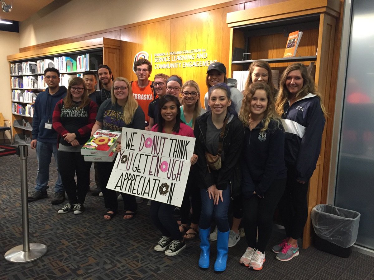 UNO_SigEp's tweet photo. Showing appreciation for our awesome library staff at UNO for Greek week!  #UNOGreeksGive @GammaMu_ZTA @uno_fsl https://t.co/LO6S3PBXIQ