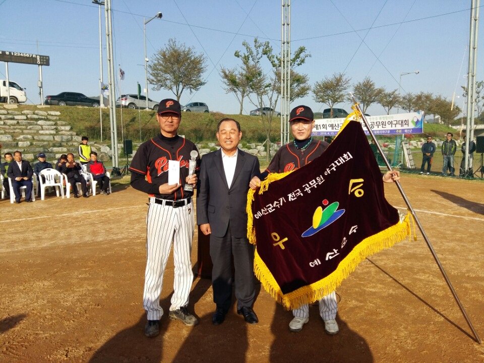 제1회 예산군수기 전국 공무원 야구대회가 17일 폐막식을 끝으로 3일간의 열전을 성황리에 마무리했습니다. 초대 우승은 경기지방경찰청이 거머줬으며 1000여명의 선수단 모두 최고의 경기를 펼쳤습니다.
