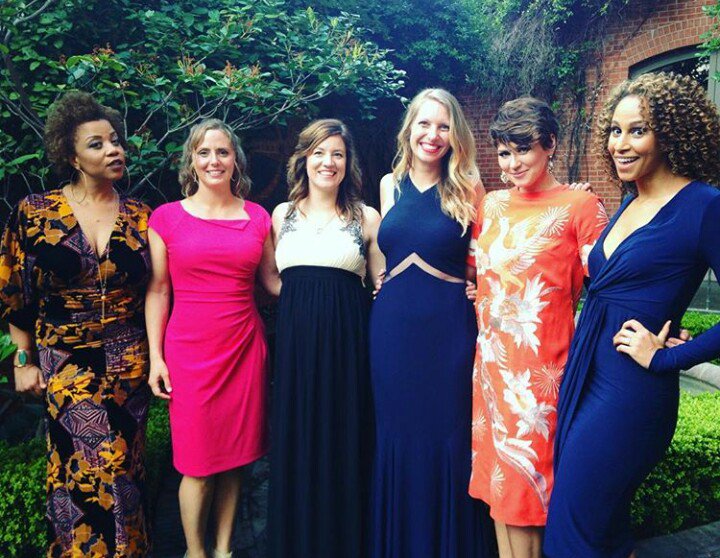 TheAgencyBR's tweet photo. Taylor Swift e a The Agency no casamento da backing vocal @ElleBelle37 👫💍 (1/2) https://t.co/EXZBRT2p6r