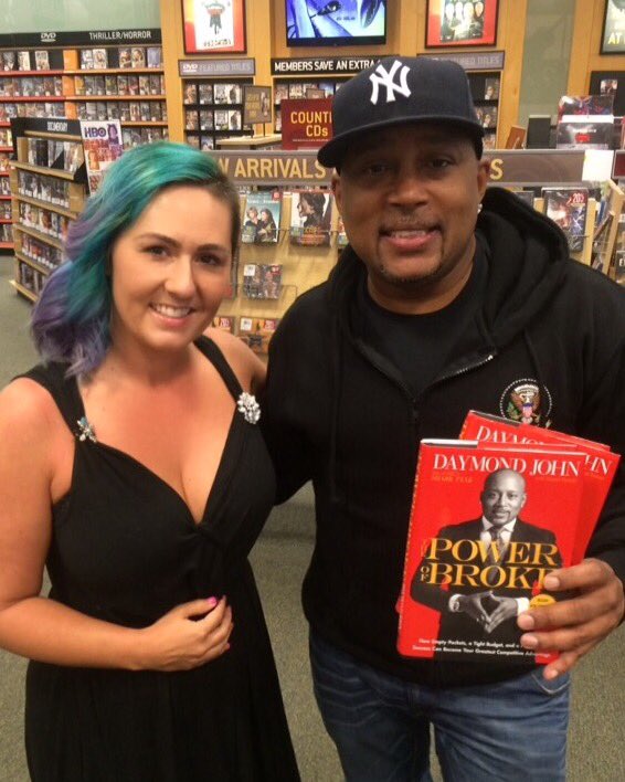 thechubrubpatch's tweet photo. @TheSharkDaymond Great meeting you tonight:) Love #thepowerofbroke check out my @bikinicharms1 https://t.co/JttvLW2o5j