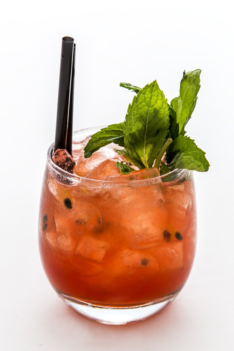 #FrutoDeCampari por <a href="/LucasBrstilo/">Lucas Brstilo</a> 
Campari, pulpa de maracuyá, Cinzano Bianco, almíbar de jengibre y limón, menta.