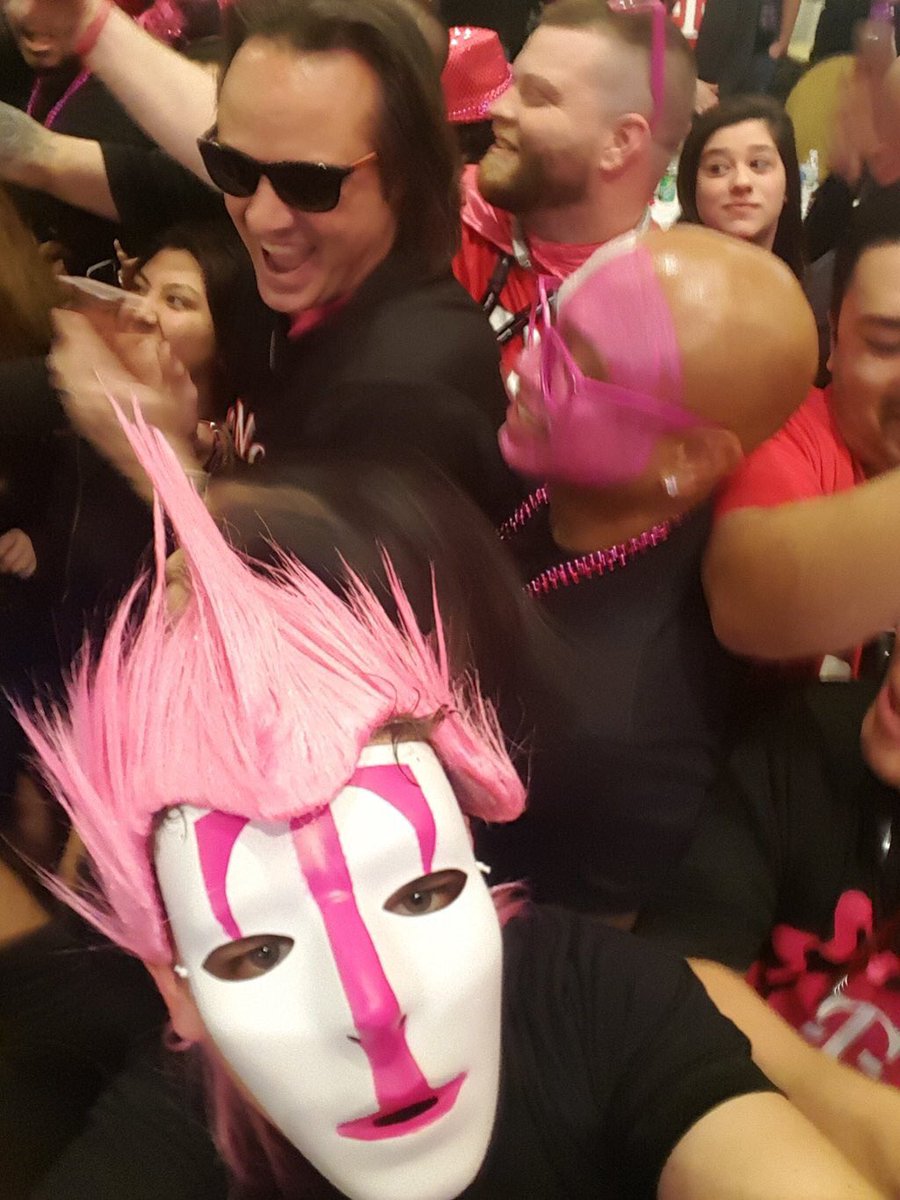 JohnLegere's tweet photo. Look at all these amazing @TMobile people in #Chicago!! Thank you all!! #lovethem #uncarrier https://t.co/bVJlMhL50w