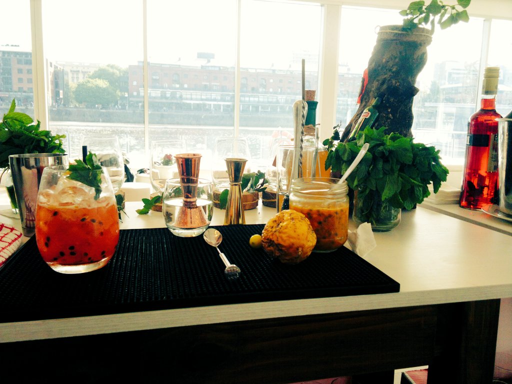 Comparto una hermosa foto desde mi barra y con vista al río en #MAPAverano Hermoso!! #FrutoDeCampari  <a href="/AperitivosAR/">MAPA</a>