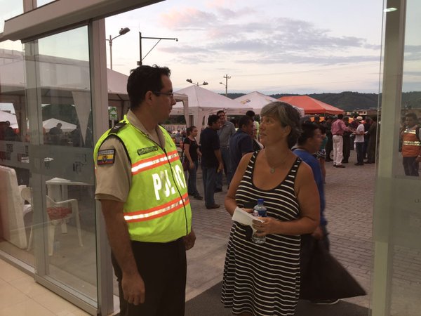 PoliciaEcuador's tweet photo. PASA LA VOZ. Están a salvo turistas canadienses Srabowski Michael, Koucherova Irina, Klimento Yulia Alexandre.  1/2 https://t.co/liTFxyVQWO