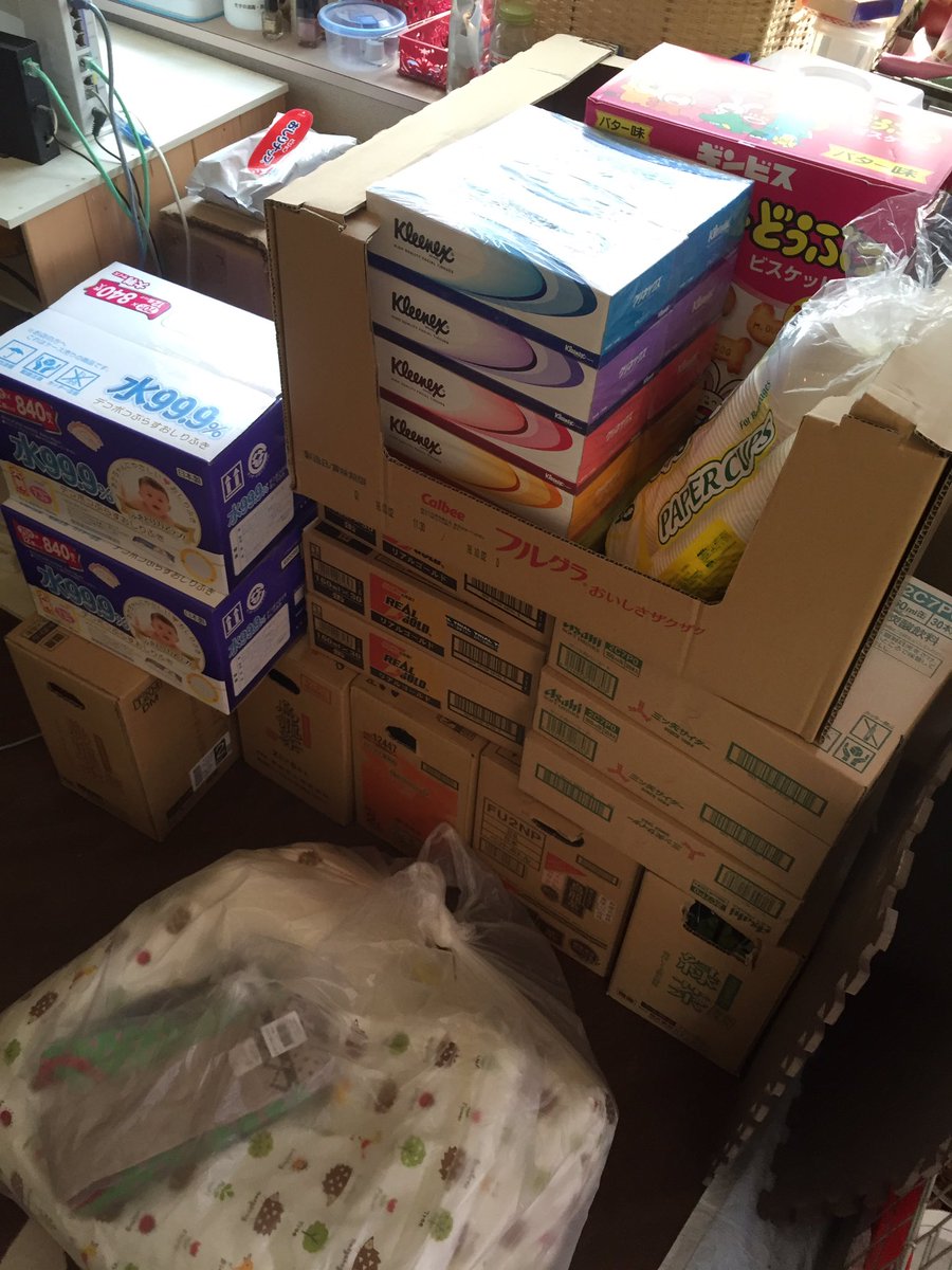 pocha_momo's tweet photo. リスナーさんやツイートを見たと言う方々から物資が届いてます。ありがとうございます！…ですがまだ足りません。協力してくれる方はDM下さい。まとめて日曜日にちゃんと被災地の方に届けて来ます！皆さんの協力で熊本の人達が少しでも助かります！ https://t.co/fs1vTgm59Q