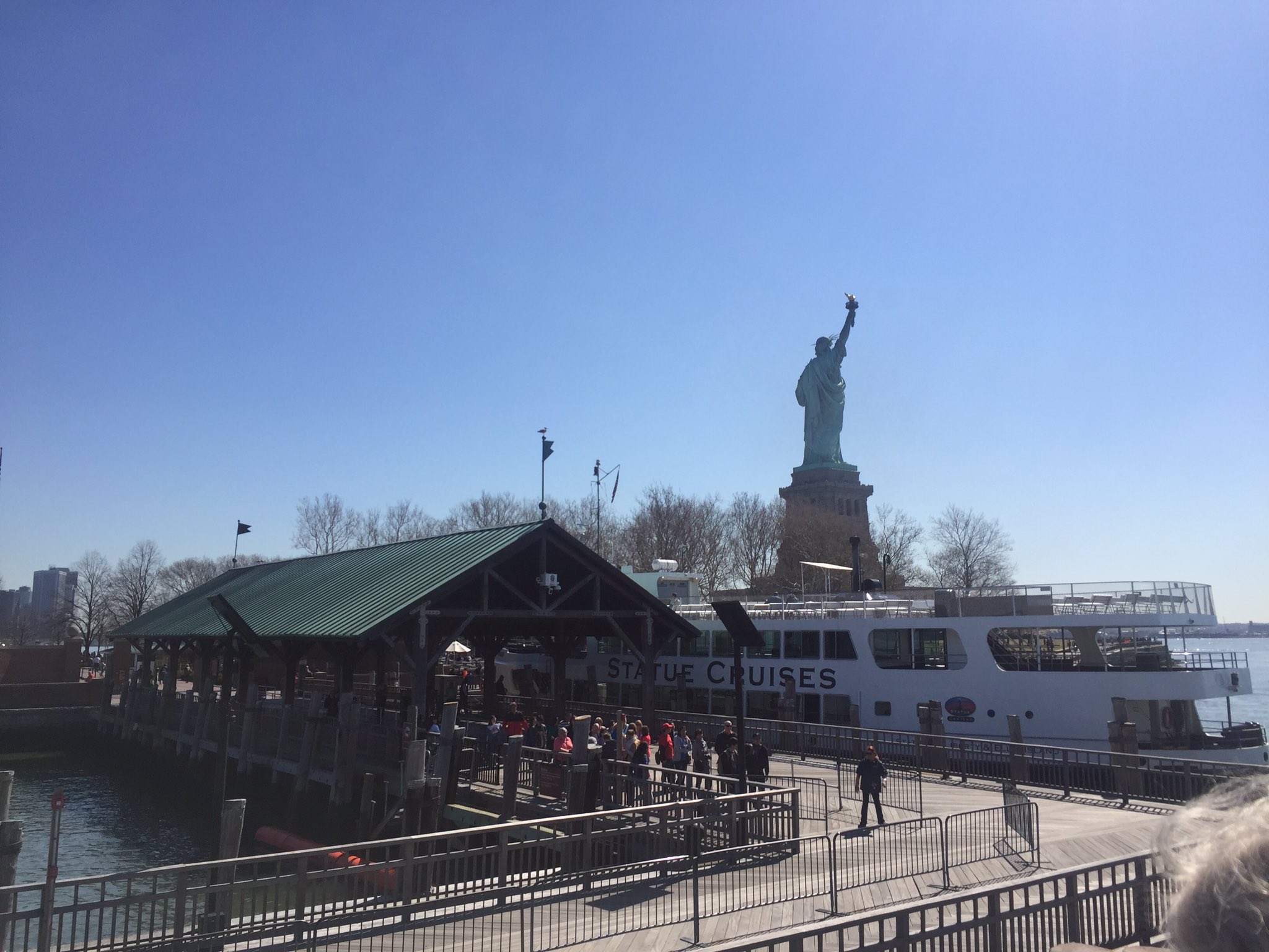 あっとニューヨーク 久しぶりに自由の女神 を見てきました 雲のない青空と潮風が良い感じ 紫外線は日本の三倍と言われていますが 自由の女神 リバティ島 ニューヨーク T Co Ldqo8d5alt Twitter