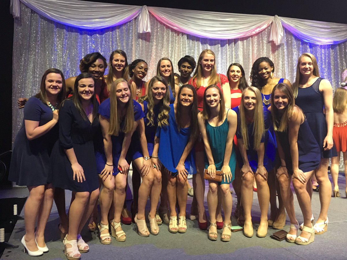 DaytonVB's tweet photo. #UDVB at #RUDYS2016! Thanks to @UD_SAAC and @DaytonFlyers staff for a fantastic night. https://t.co/9iD8j8luJH