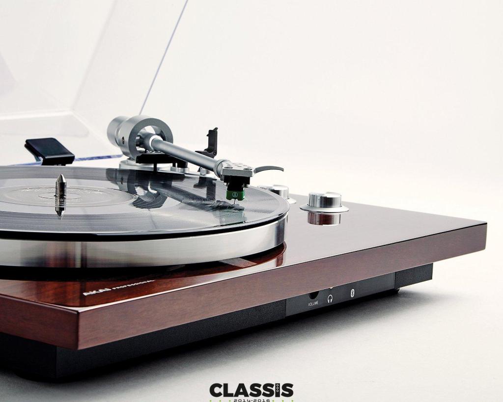 Classisinfo's tweet image. Akai BT500 – изящный современный проигрыватель винила с беспроводным модулем classis.info/2016/04/akai-b…