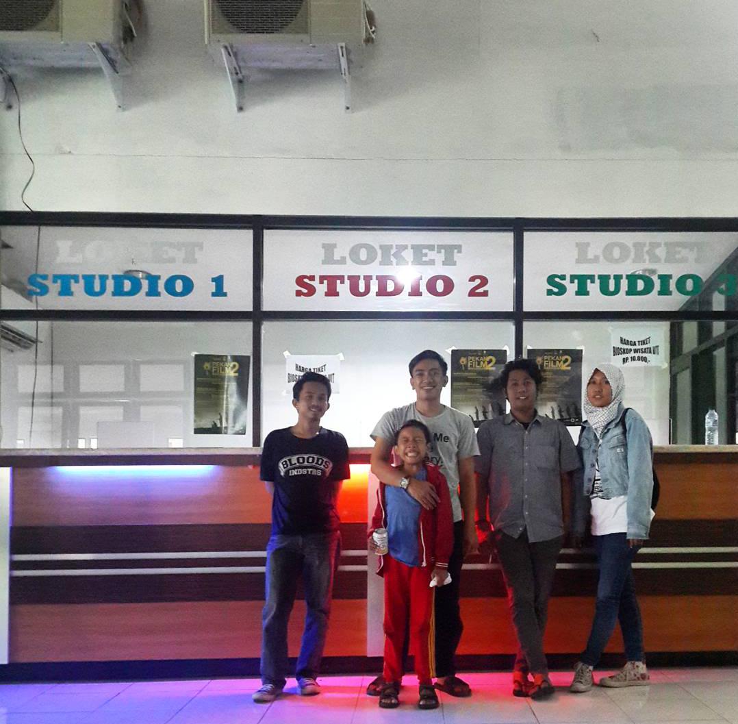 Sejumlah pustakawan Katakerja di depan loket <a href="/bioskopwisata/">BIOSKOPWISATAUIT</a> bersiap #mengamati film-film <a href="/MksInCinema/">Makassar In Cinema</a>!