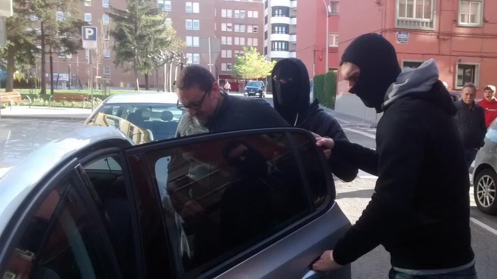 naiz: (@naiz_info) on Twitter photo La Policía española detiene también a Txelui Moreno naiz.eus/es/actualidad/… (Foto <a href="/aagirrezabal/">Aitor Agirrezabal</a> ) La Policía española detiene también a Txelui Moreno naiz.eus/es/actualidad/… (Foto <a href="/aagirrezabal/">Aitor Agirrezabal</a> )