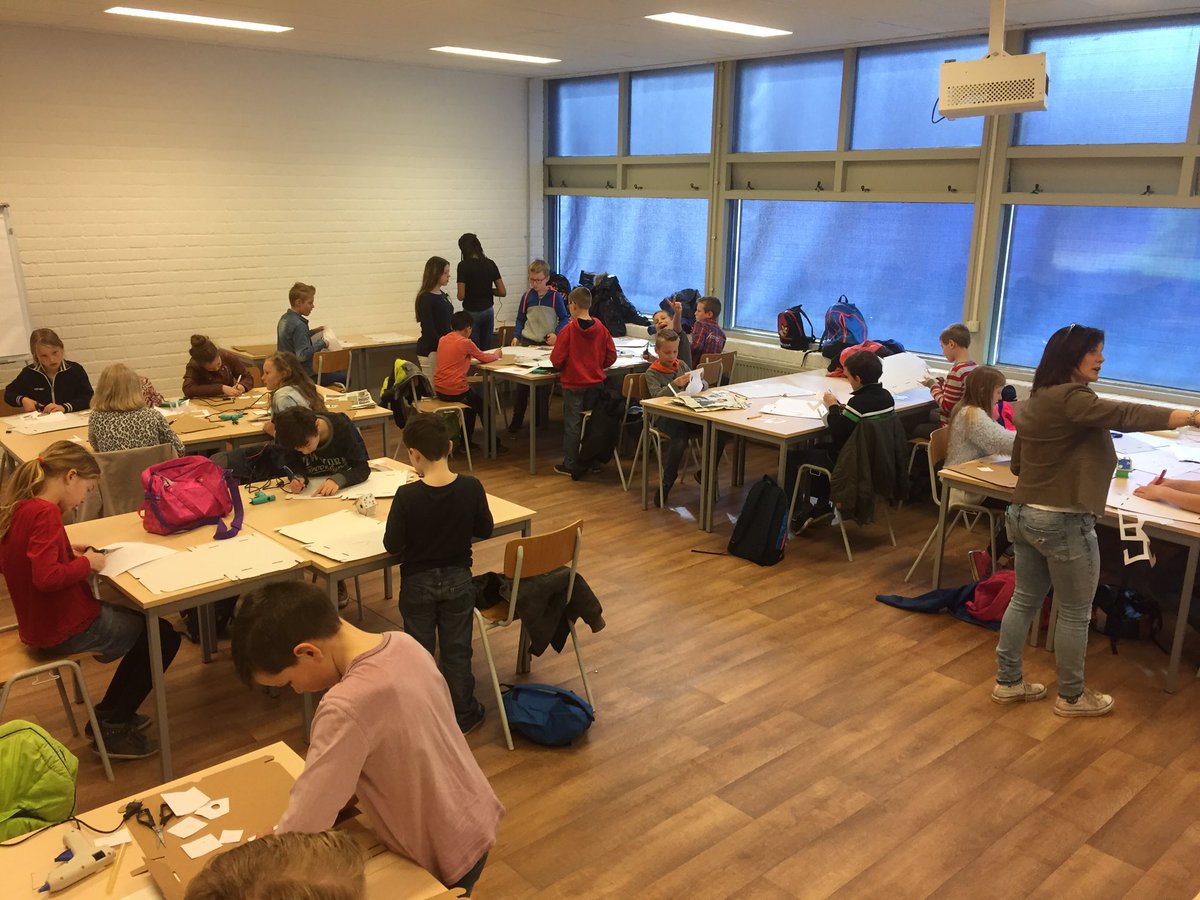 KompasDronten's tweet photo. Groep 6 krijgt nu een workshop op de kenniswerkplaats #techniek @CodenzInfo @CaCodenz @frvandenbosch @LydaWinata https://t.co/h5Djr2l5yR