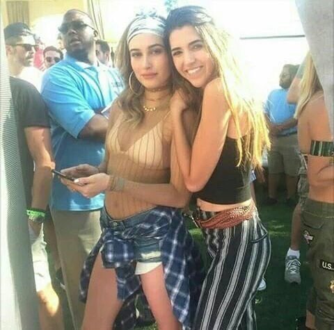 HailsUpdatesPL's tweet photo. Hailey z fanka na Coachella Festival w Indio, CA (16 kwietnia) https://t.co/T1dzwmcoX8