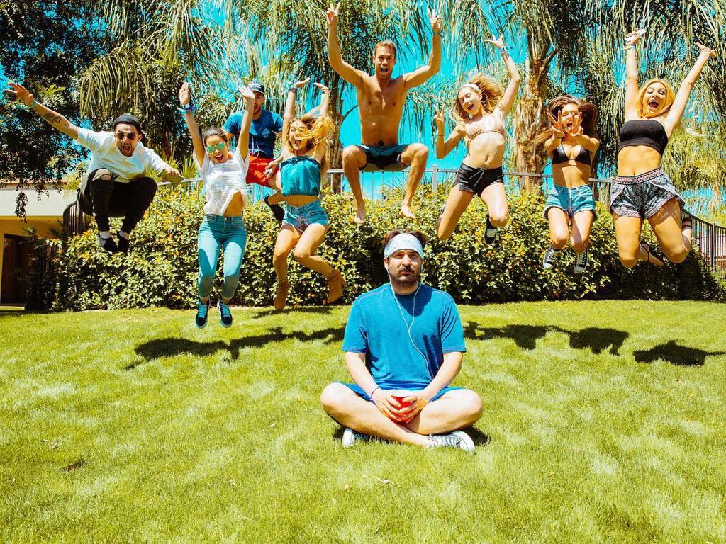 HailsUpdatesPL's tweet photo. 'What a time, to be alive🌻✌ | @nickdemoura @cierraramirez @americanjeff @vgentaa [...]'-Jordan Taylor Wright via ig https://t.co/1mV0SbUNYM
