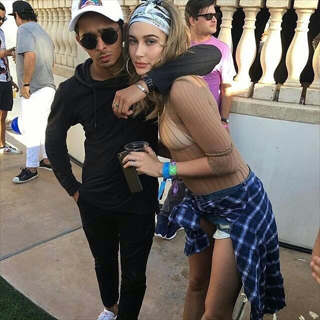 HailsUpdatesPL's tweet photo. Hailey z przyjacielem na Coachella Festival w Indio, CA (16 kwietnia) https://t.co/hGbJvaQVfn