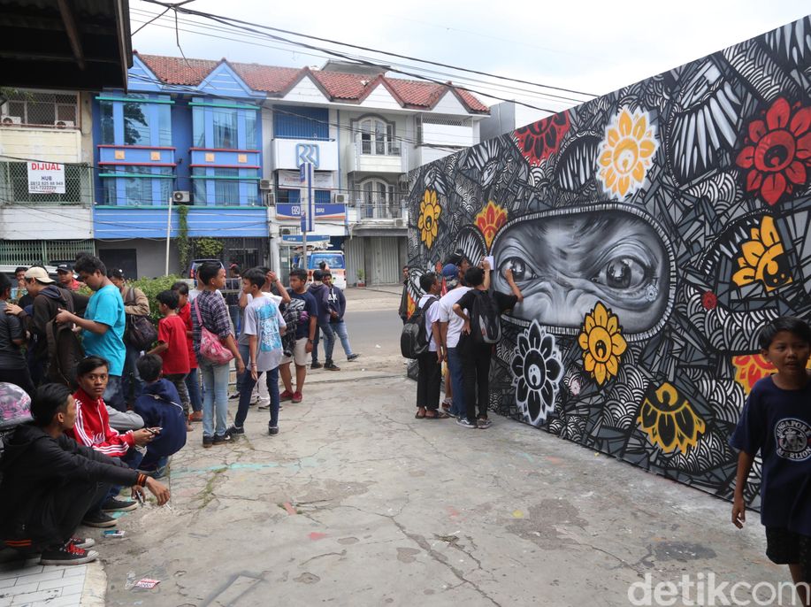 detikhot's tweet photo. Minimnya Festival Mural di Jakarta, Ini Pesan Darbotz untuk Pemerintah https://t.co/8ExN7wzch6 https://t.co/hFDkWJQB4P
