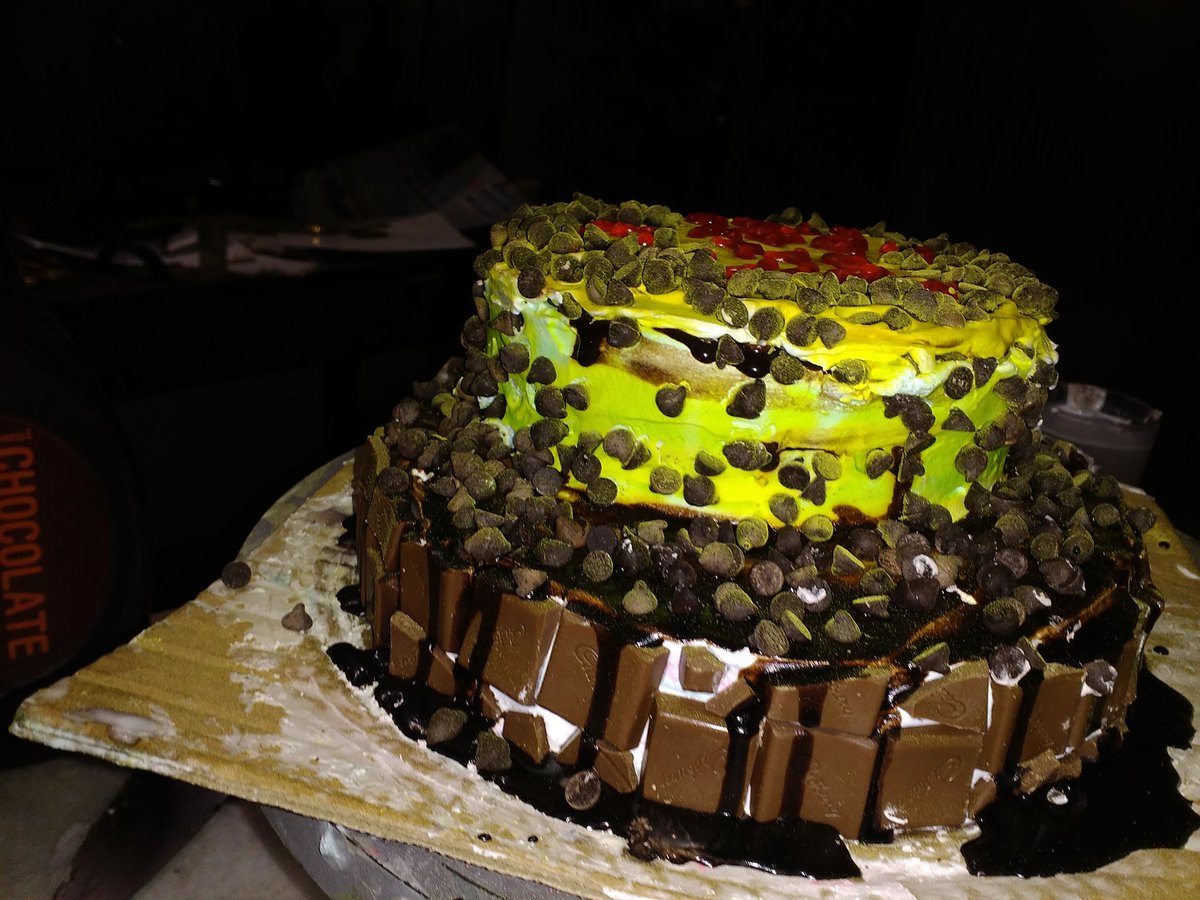 TheChefRT's tweet photo. My New.. Spongy_Double_layered_chocolate_chips_cake Yammmmiiiieee #HomeMade #Chocolate_Chip_cake #FoodyBoy #ChefRT https://t.co/0YSqegDNtU