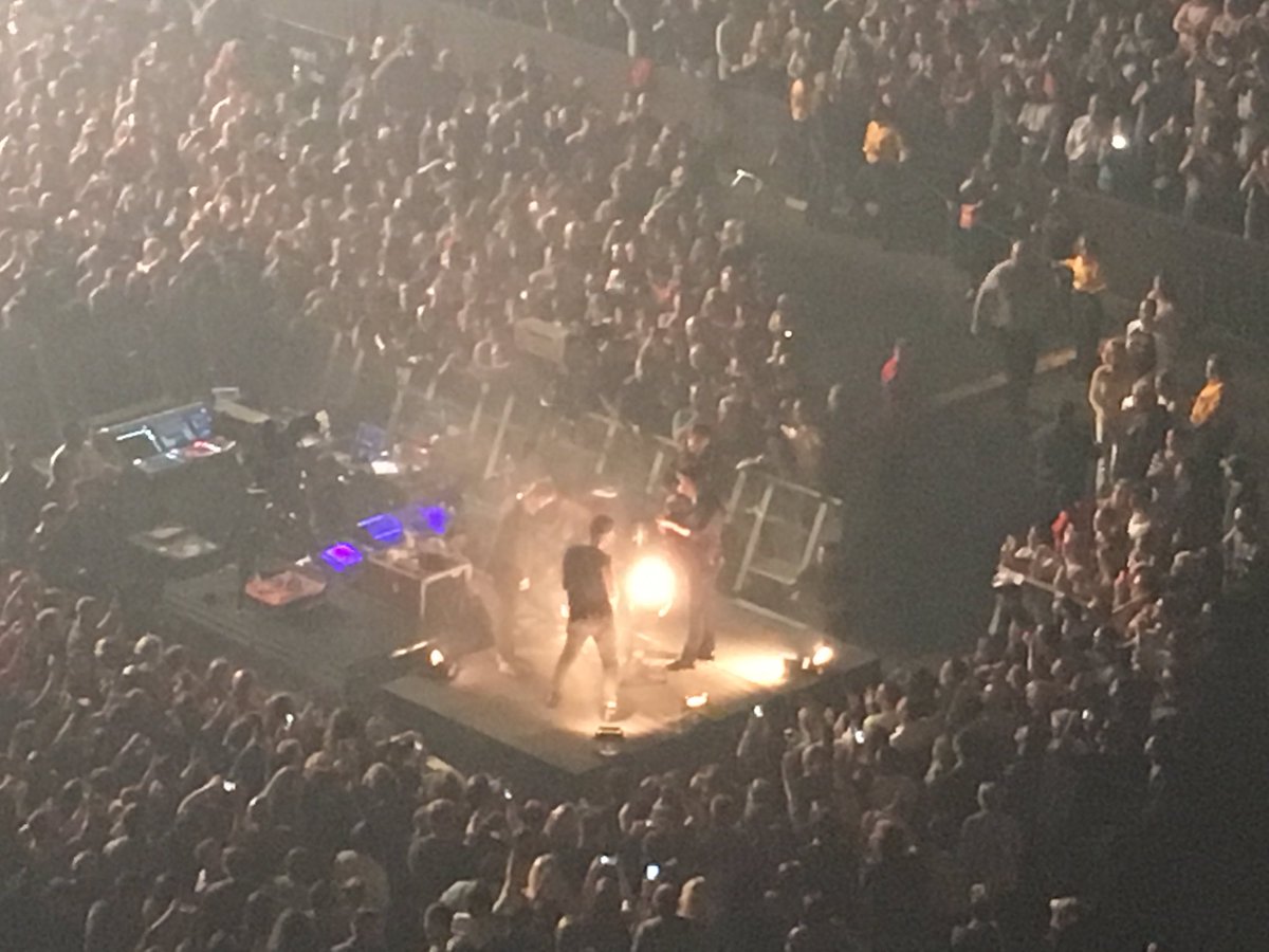 watson_wear's tweet photo. One of the best parts of the concert happened right in front of us. #singlemic #mumfordandsons #KansasCity https://t.co/XfMl5gvUFi