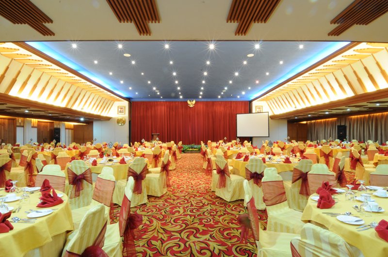savoyhomannbdg's tweet photo. Learn table manner from the experts @savoyhomannBDG. Get best price for table manner package | Info 022-4232244 https://t.co/sbFZx2H8Qp