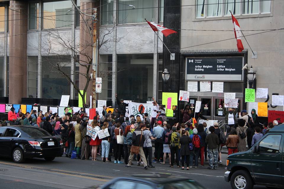 loretta_lime's tweet photo. From earlier today. Standing in #solidarity with #Attawapiskat. Demanding changes. #TruDontShow #Toronto https://t.co/TDdKN5BDDG