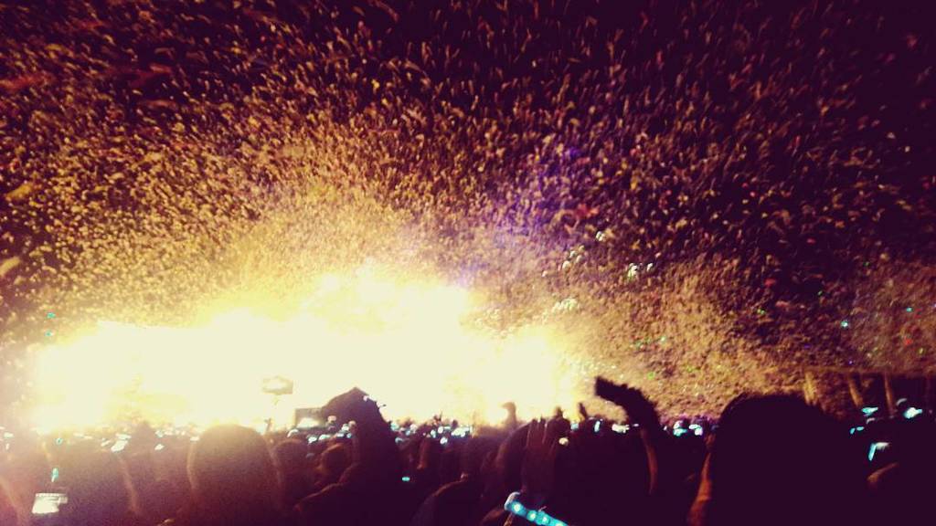 Roberto_HerPer's tweet photo. #coldplaymexico #coldplaymx #coldplay #forosol #ciudaddemexico #mexico #2016 #fun #papercloud #lights #crowd https://t.co/bdct64rVqz