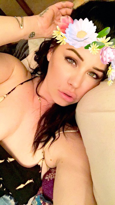Island kisses 🌺💋 https://t.co/GaR8mUChab