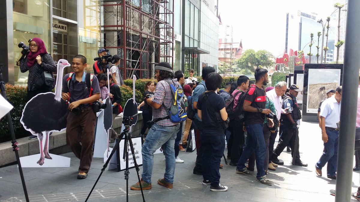KitLam8055's tweet photo. Protesting the use of ostrich leather at Pavilion mall. #prada #peta https://t.co/a3oDrbnpwZ