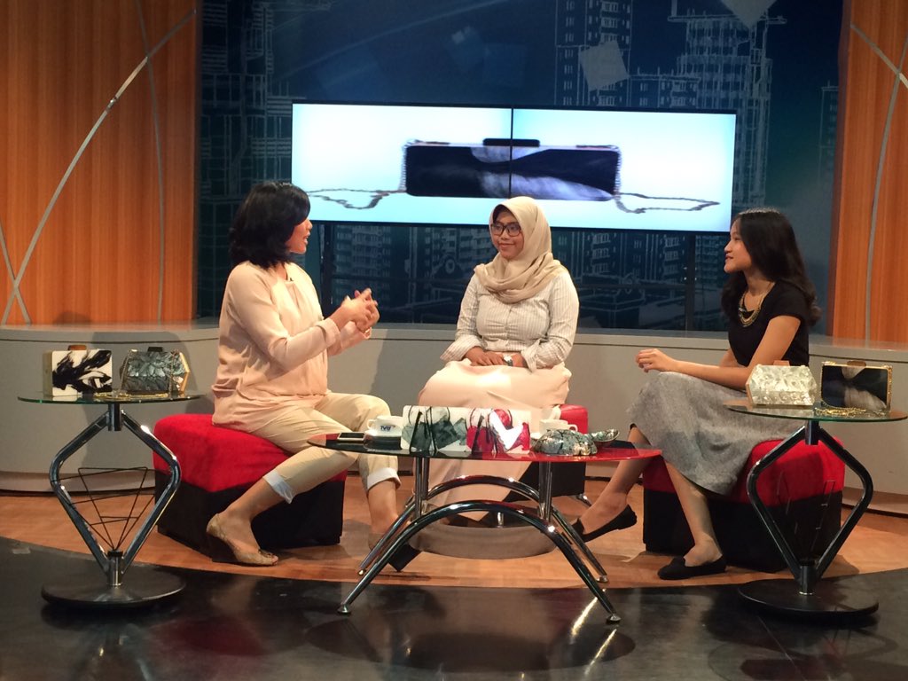 Yuk tonton <a href="/TVRINasional/">TVRI Nasional</a> sekarang. Ada Dania dan Sulis - pengrajin clutch bag kayu <a href="/carolinesoe/">Caroline Soerachmat</a> <a href="/klache/">Klaus Chevalier</a>