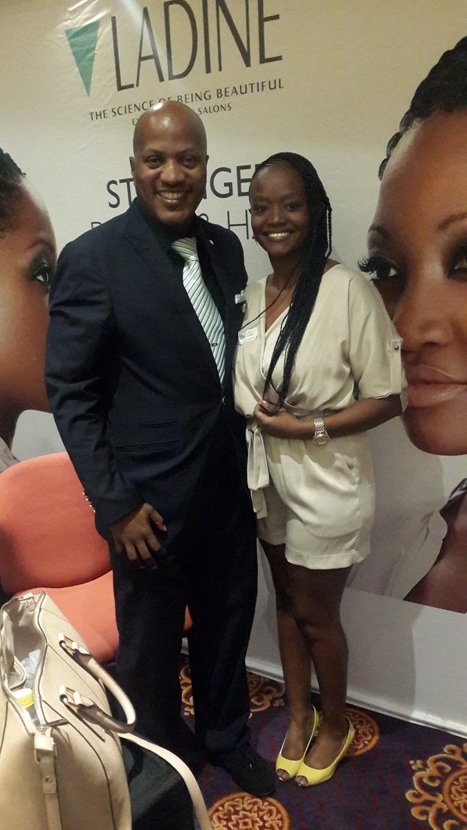 Mrs_SiboM's tweet photo. #chooseday #ladine #schwarzkopfprofessionalsa #togetherapassionforhair #globalleaderinhairdressing https://t.co/Duavezdxpv